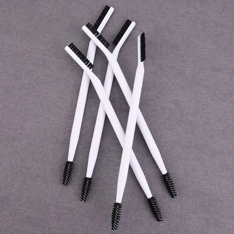 2 pezzi di pinzette per ciglia a doppia punta con una spazzola bianca per sopracciglia, disponibili in più colori, pennello per trucco versatile in nero.
