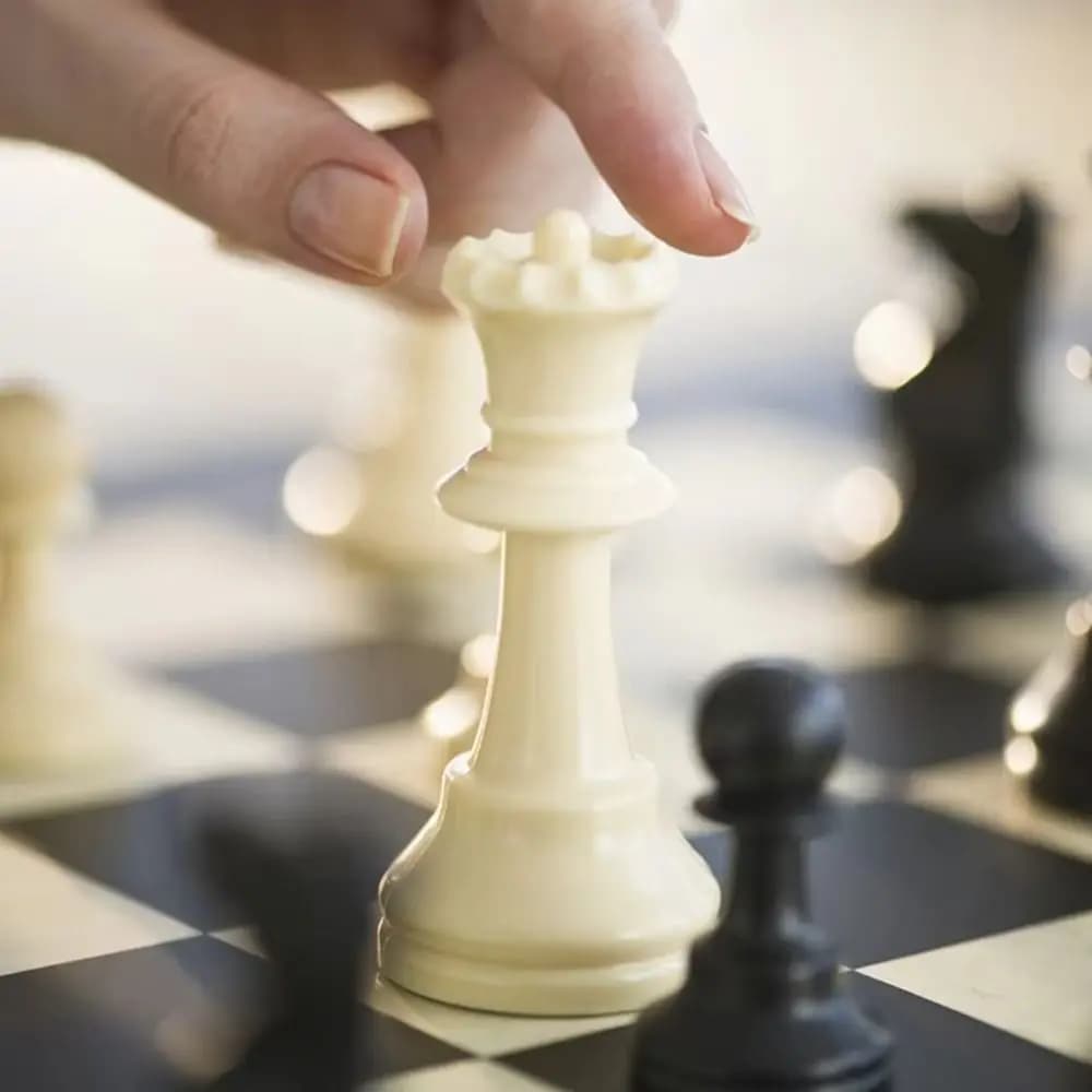 Set di Scacchi Internazionali Bianco e Nero da 32 Pezzi, Gioco Educativo Standard per Migliorare l'Intelligenza
