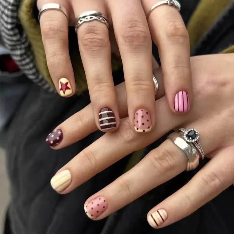 24 Pezzi di Unghie Finte Corte Quadrate alla Moda con Stelle Rosse e Pois, con Colla, Strisce Gialle, Unghie Finte Francesi Indossabili e Semplici