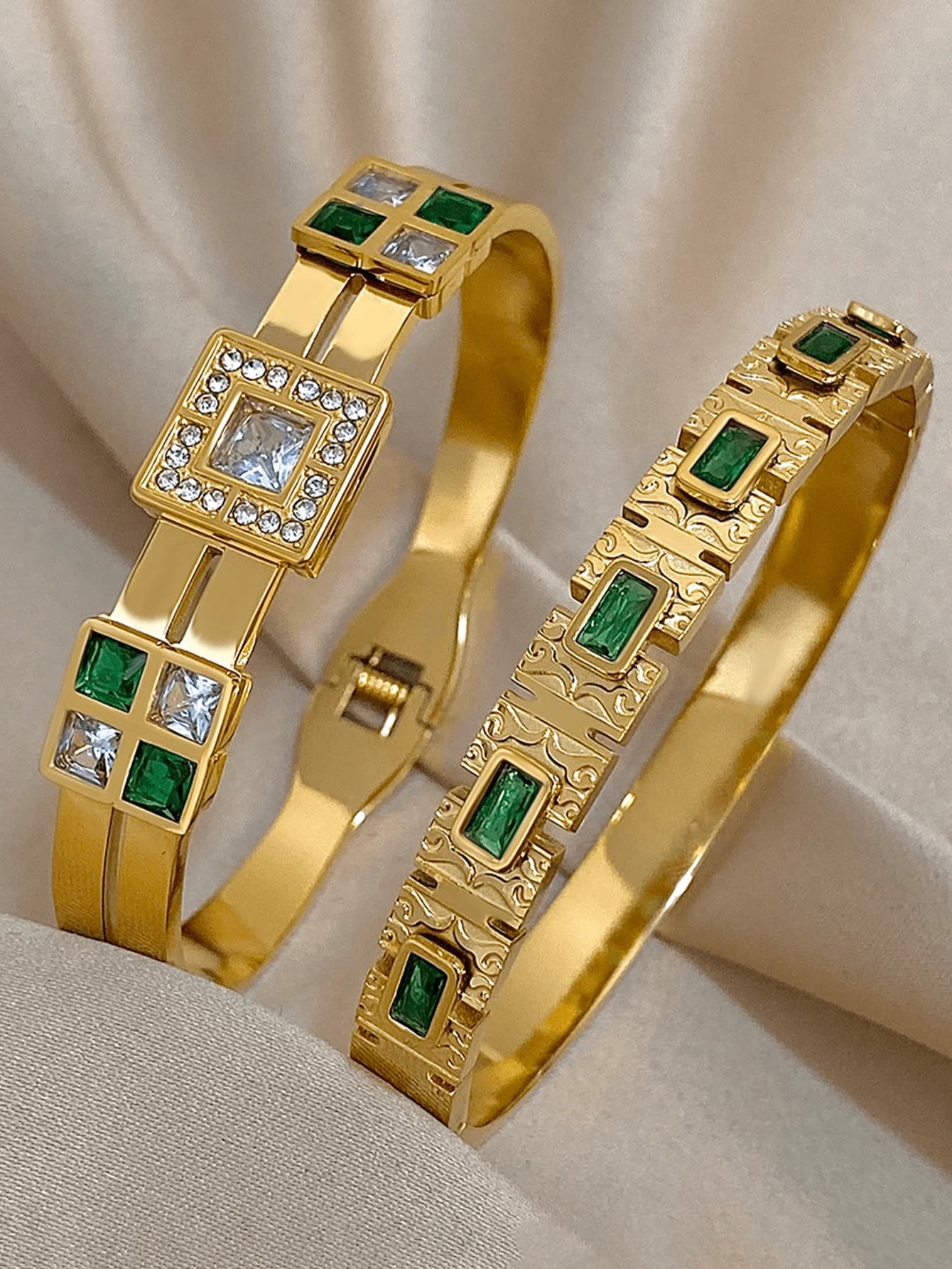 Set di Bracciali in Acciaio Inossidabile Placcato Oro 18K con Taglio Diamantato, Set di Bracciali di Lusso con Smeraldi e Motivi Floreali Vintage per Donne