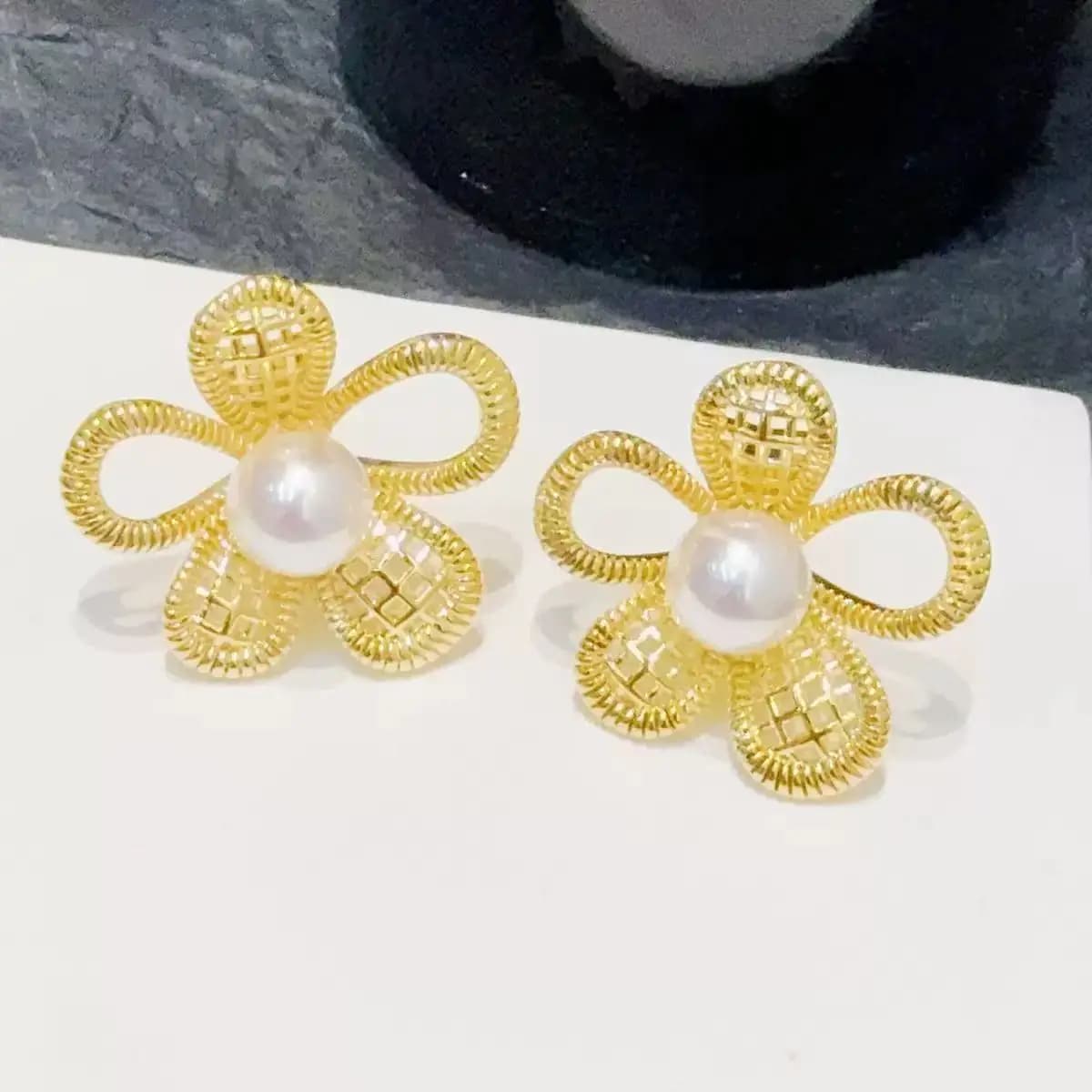 Japan and South Korea's new hollow flower pearl stud earrings are fresh and sweet, niche temperament earrings, fashionable design earrings