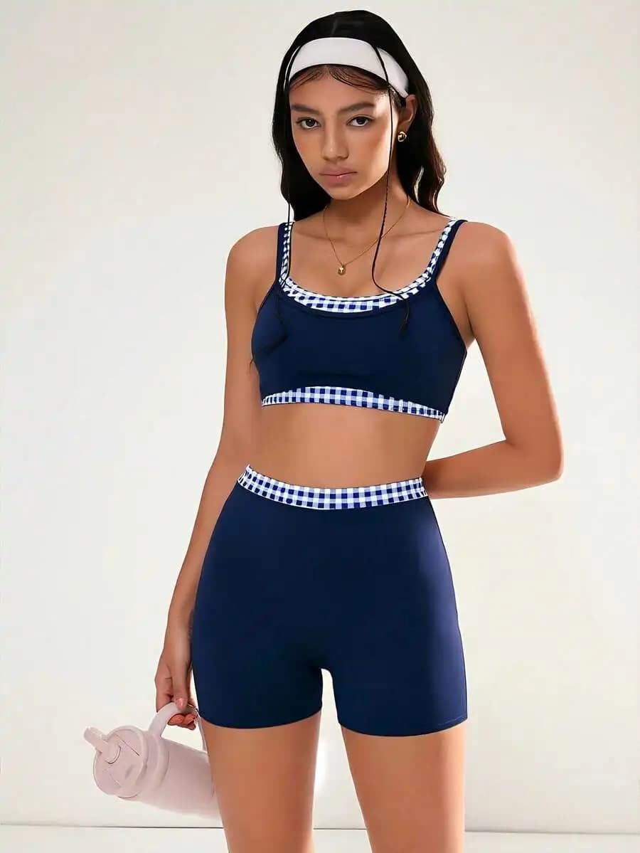 Completo da donna a due pezzi con top corto e pantaloncini con bordi a quadri