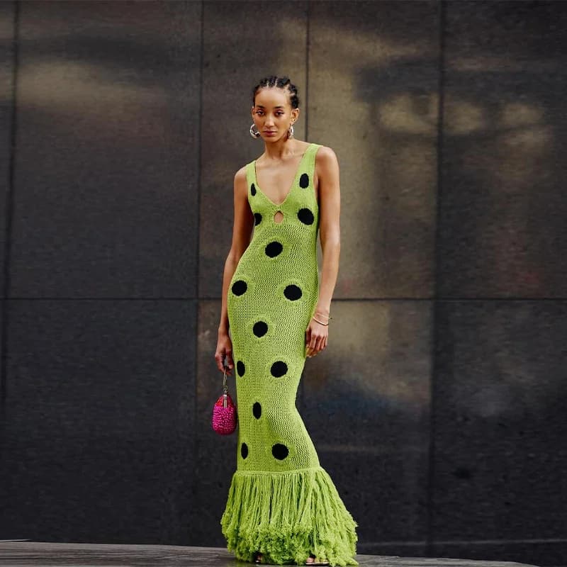 Abito lungo lavorato a maglia a pois di design con scollo a V scava fuori abiti con orlo con frange 2025 Abito da sera elegante per feste delle nuove donne estive