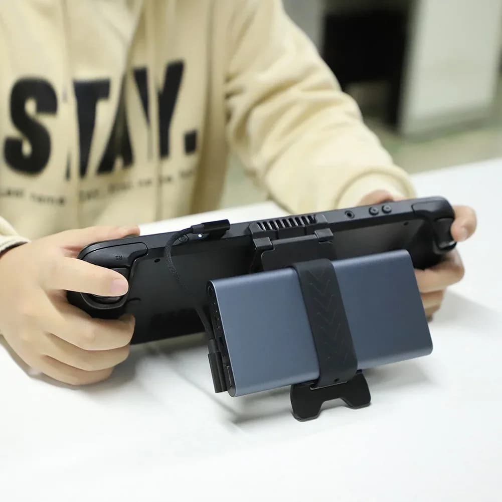Supporto per Power Bank per Console Steam Deck con Cinghia Elastica per una Fissaggio Affidabile e una Comoda Posizione Verticale per il Gioco