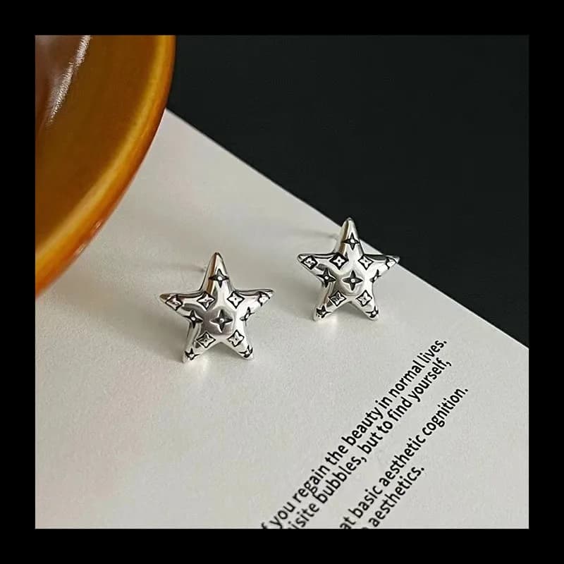 Vendita calda Redo Old Small Flower Pentagram Orecchini da donna Piccolo temperamento semplice Design di nicchia