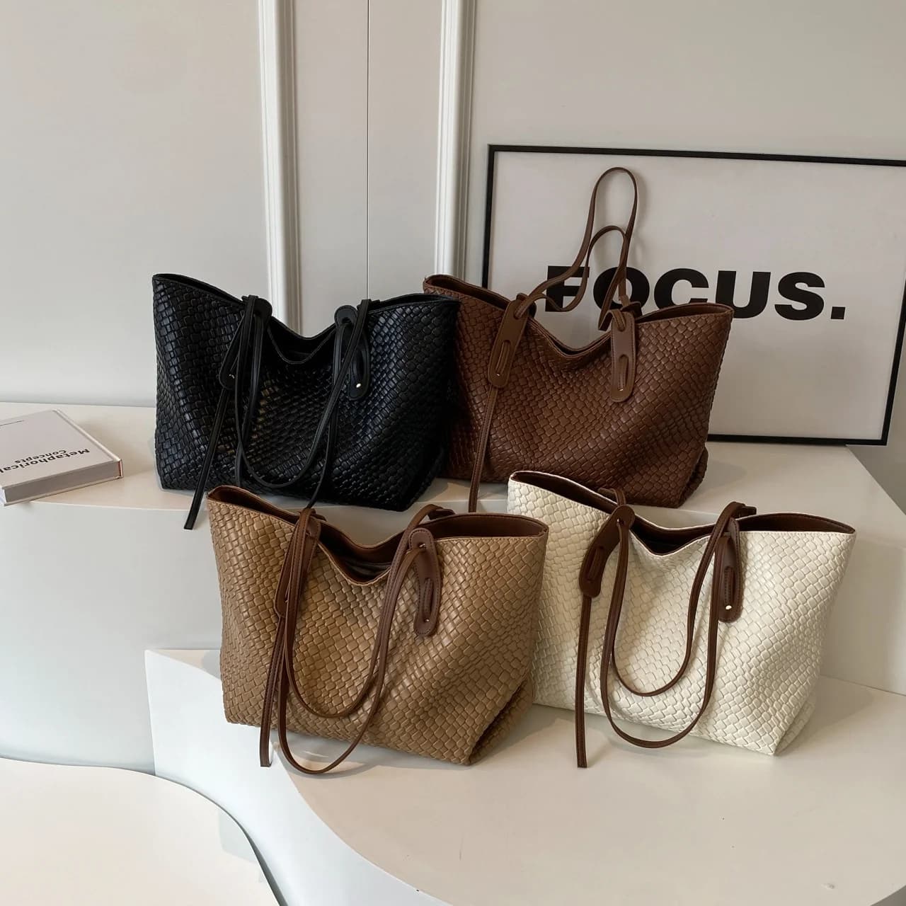 Large capacity woven bag for women, spring retro versatile single shoulder underarm bag, Korean version handheld tote bag