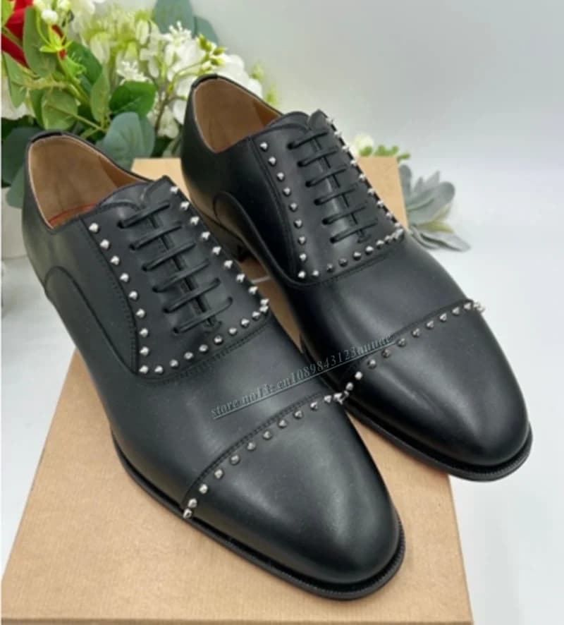Scarpe eleganti da uomo in vera pelle nera con rivetti, design alla moda, per feste e matrimoni, slip-on con punta tonda, primavera/autunno.
