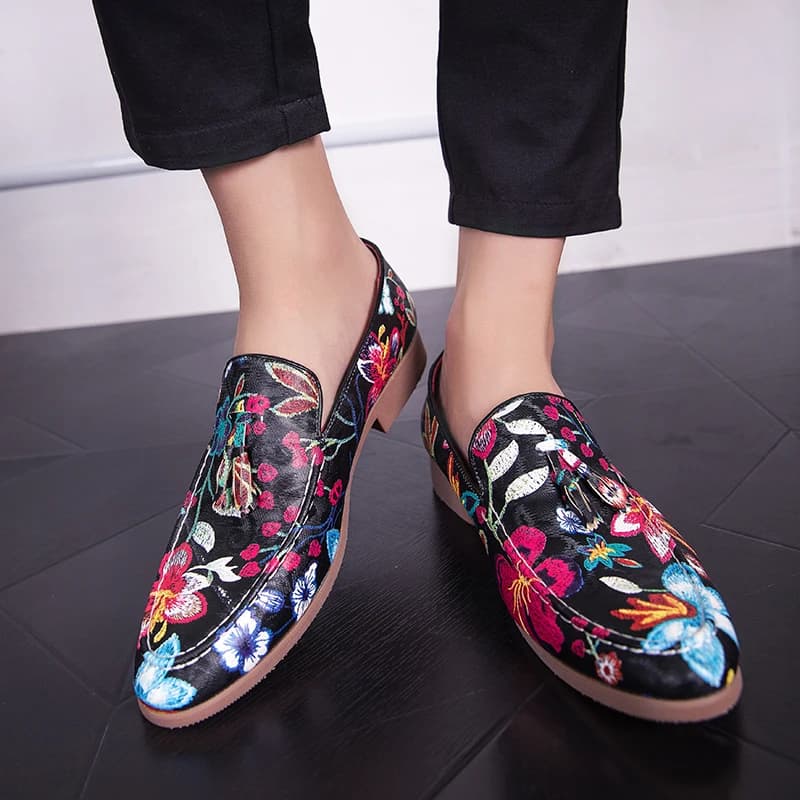 British night club hairstylist con scarpe in pelle a punta da uomo con frange stampate in pelle graffiti top low set foot scarpe casual