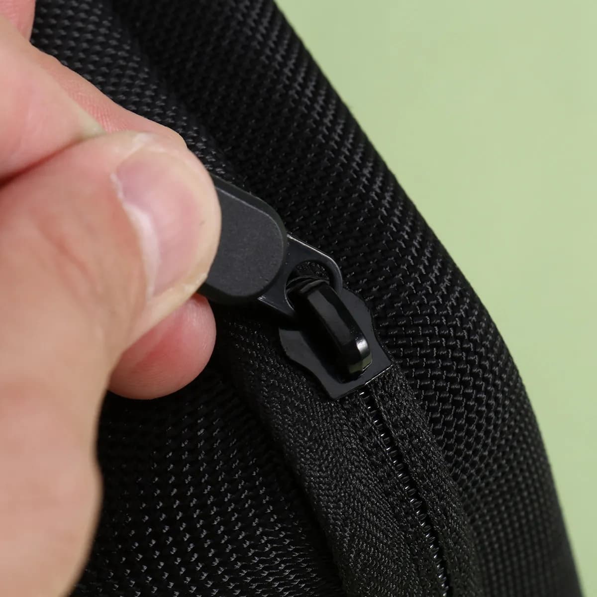 Organizer portatile arrotolabile nero di piccole dimensioni per uso domestico e da viaggio, custodia protettiva per cavi USB, caricabatterie e adattatori