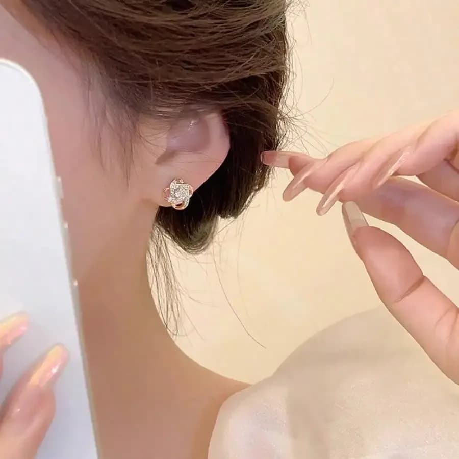 Gli orecchini a perla in oro per donna sono unici. Nel 2025, i nuovi orecchini di lusso leggero dallo stile raffinato e di alta gamma, molto popolari.