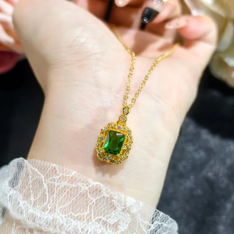 Nicchia Luce Palazzo di lusso Retro Piccolo rettangolare Diamante verde Orecchini pendenti a grappolo Anello aperto Donna Elegante set da tre pezzi