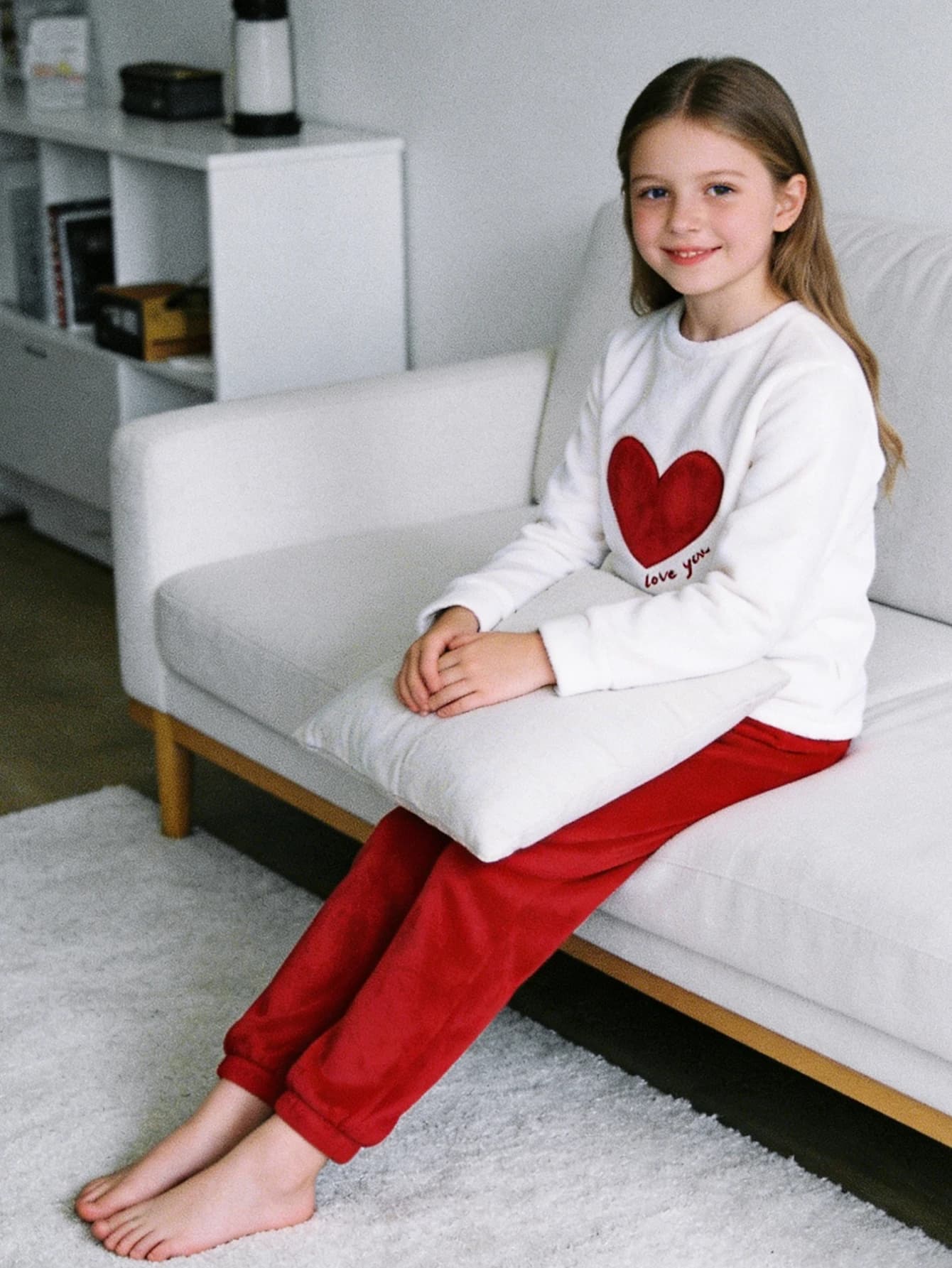 Set di abbigliamento alla moda per ragazze per l'autunno e l'inverno, pantaloni casual da esterno a maniche lunghe con lettere a forma di cuore per ragazze