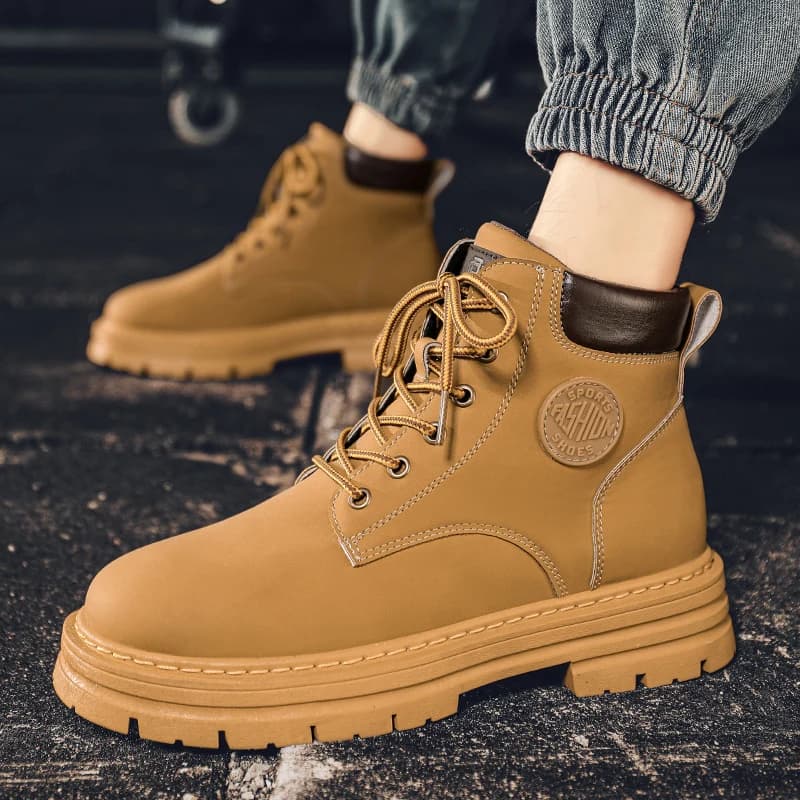 Stivali alti da uomo Scarpe da lavoro all'aperto Stivali gialli antiscivolo e comodi Scarpe casual in pelle britanniche Chaussure Hommes