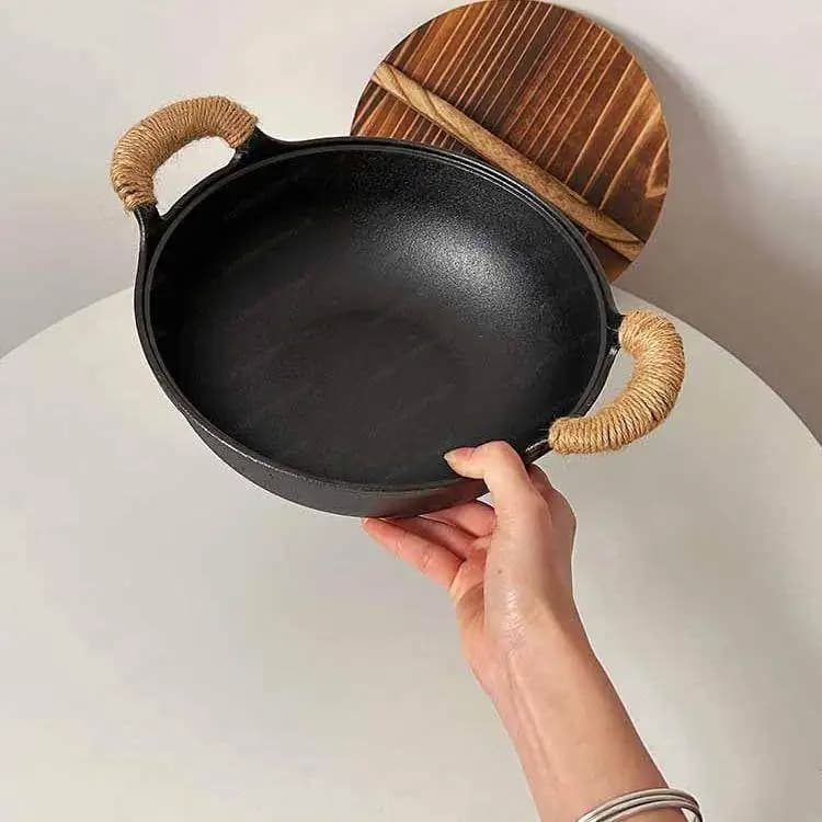 Small non-coated cast iron casserole with lid Pork iron pan for domestic use