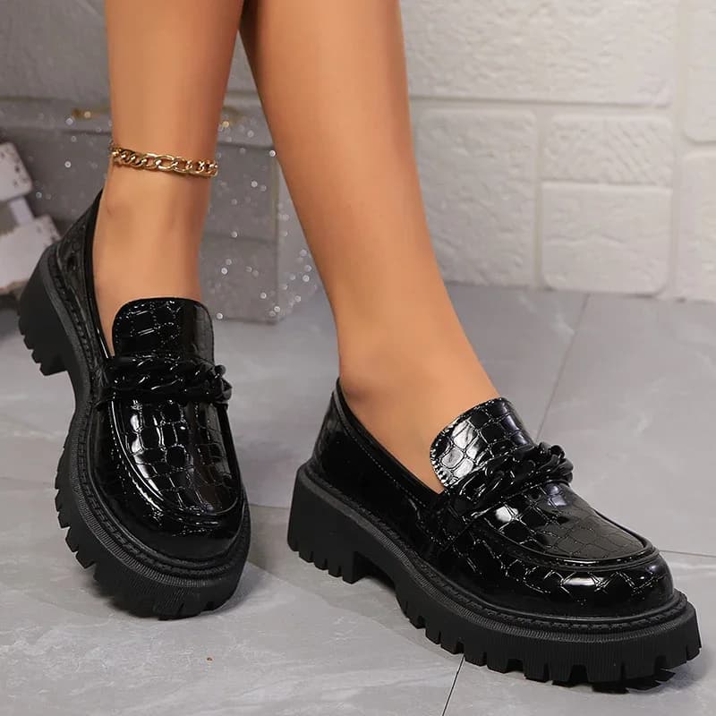 Moccasins with big square heel with plateau Décolleté with vintage women's chain decorations Women's décolleté strong sizes Shoes slip on in patent leather Mujer