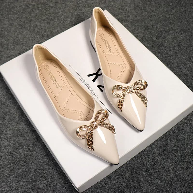 Nuove scarpe basse da donna in pelle verniciata Moda scarpe a punta Bowknot Scarpe casual Mocassini slip-on di grandi dimensioni
