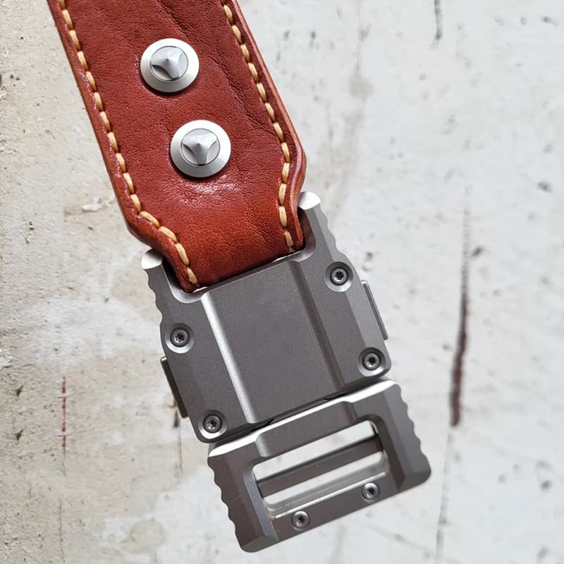 Cintura tattica in vita in lega di EDCTitanium con cintura per la testa cintura esterna per alpinismo con bottone staccabile rapido universale per uomo