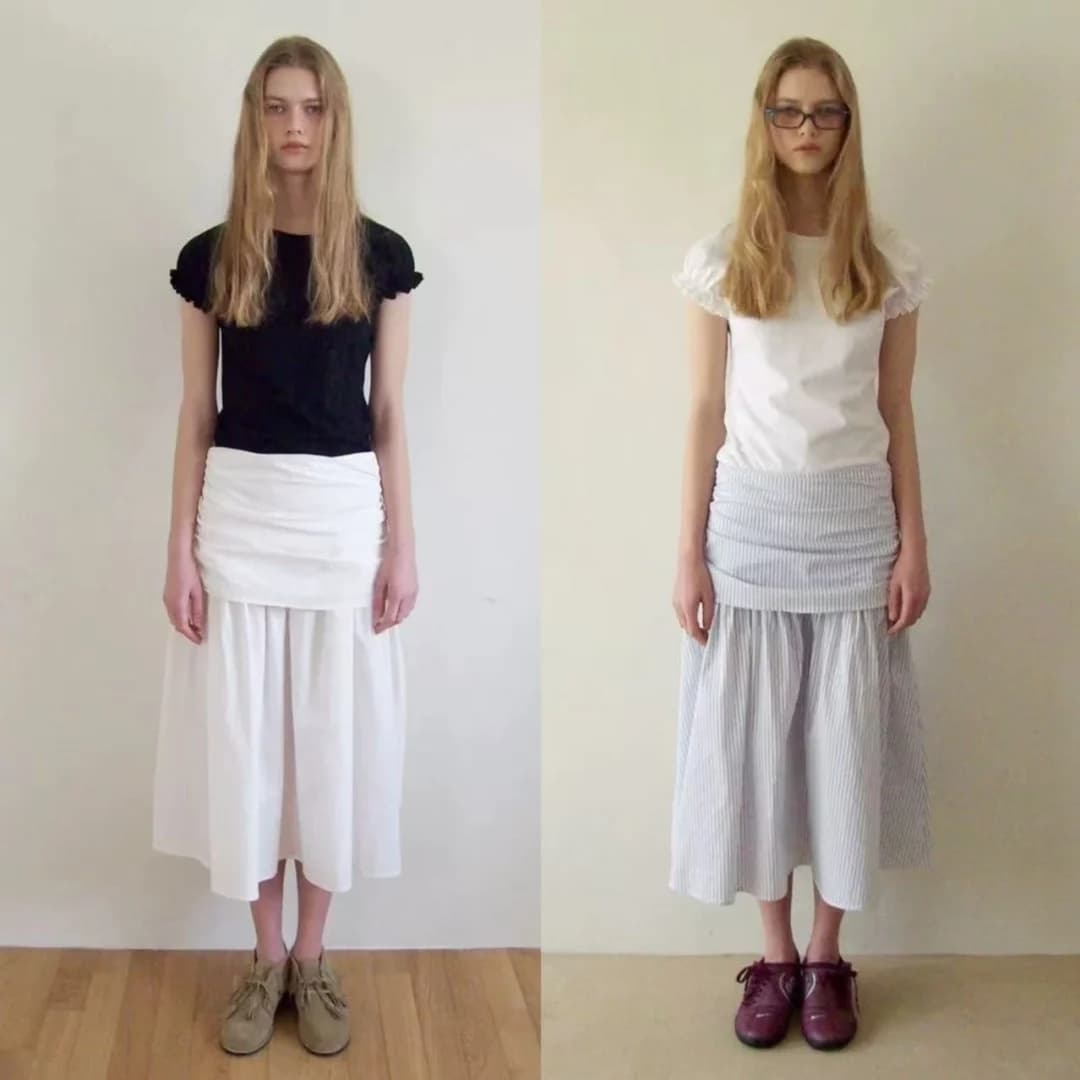 Elegante Completo Estivo da Donna: T-Shirt a Maniche Corte e Gonna a Mezza Lunghezza in Tessuto Morbido con Gonne a Pannelli in Legno