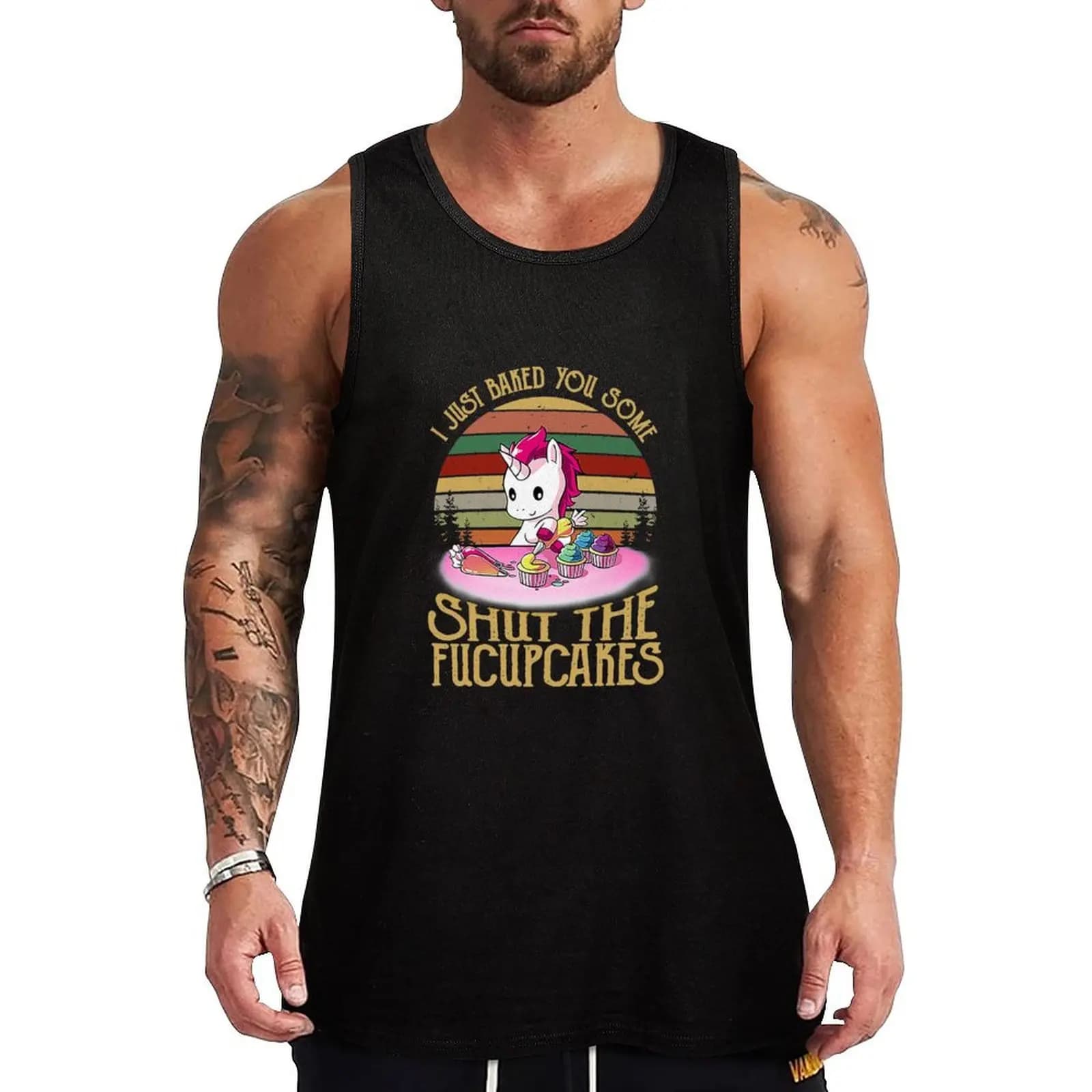 Ho appena preparato per te un po' di Shut The Fucupcakes, divertente canotta da cucina con unicorno, canotta da vacanza, canotta casual senza maniche, maglietta da spiaggia