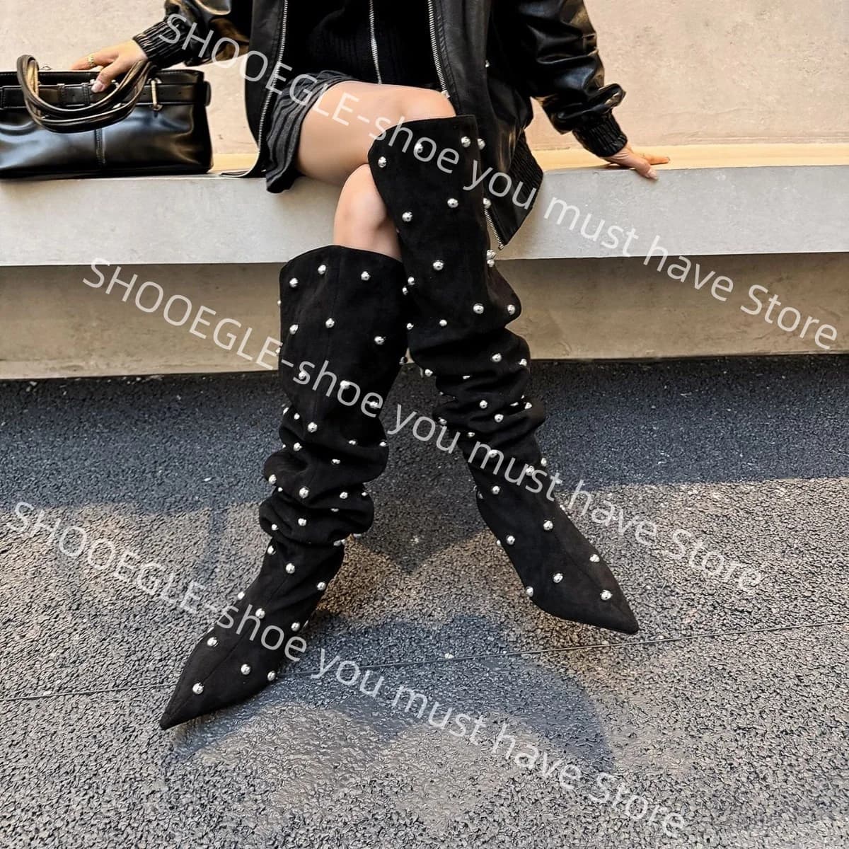 Stivali da donna neri in finta pelle scamosciata sopra il ginocchio con tacco a spillo, design con borchie argentate, punta affusolata, eleganti, stile punk, lunghi, per l'autunno