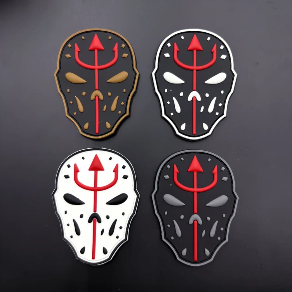 Un adesivo patch in PVC con motivo a testa di gatto con tridente, con effetto fosforescente, dotato di chiusura a gancio sul retro, adatto per borse, zaini, gilet e decorazioni di abbigliamento, adesivo patch ricamato in morbida gomma.