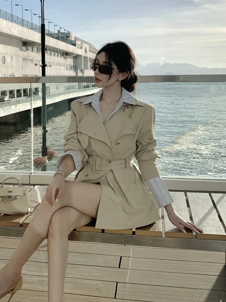 Trench Coat da Donna Color Kaki con Cintura, Giacca Slim Fit di Media Lunghezza, Stile Britannico con Colletto Alto, Maniche Lunghe in Tessuto di Poliestere