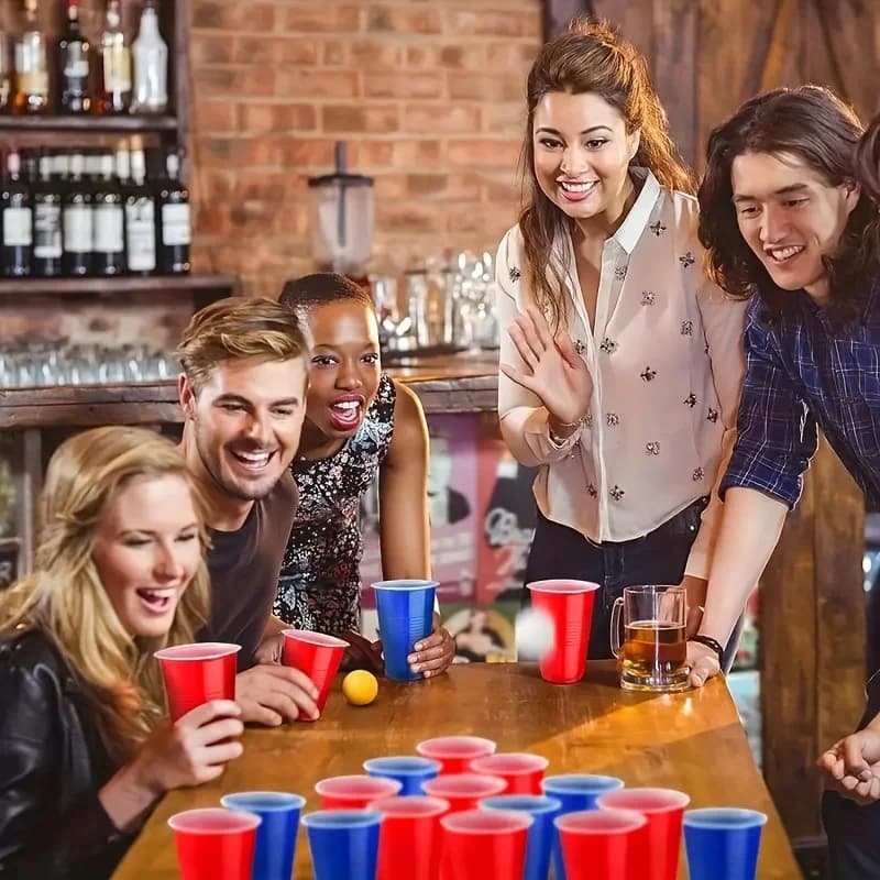 Set di giocattoli da gioco Beer Pong con 12 tazze da birra e 8 buste da 40 palline da ping pong, forniture per bere feste per riunioni all'aperto, Natale
