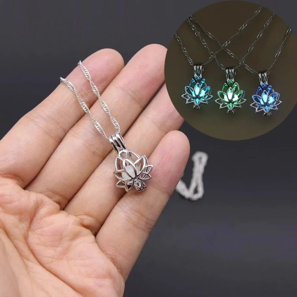 Collana con ciondolo a forma di fiore di loto che si illumina al buio per donne, yoga e preghiera