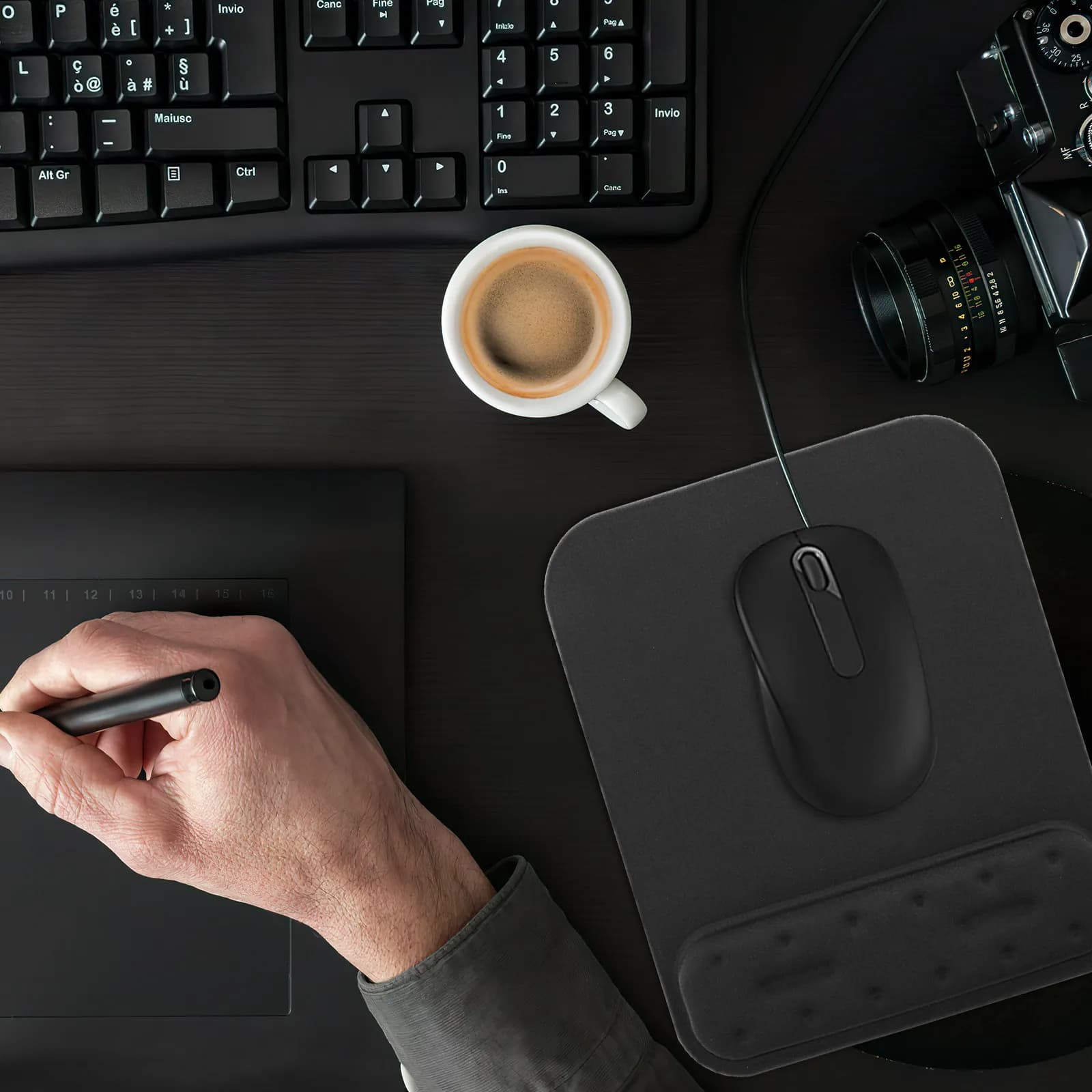 Tappetino per Mouse con Supporto per Polso in Memory Foam, Superficie Ultra-Liscia per Gaming e Lavoro d'Ufficio, Base Antiscivolo con Presa Forte, Lavabile e Facile da Pulire