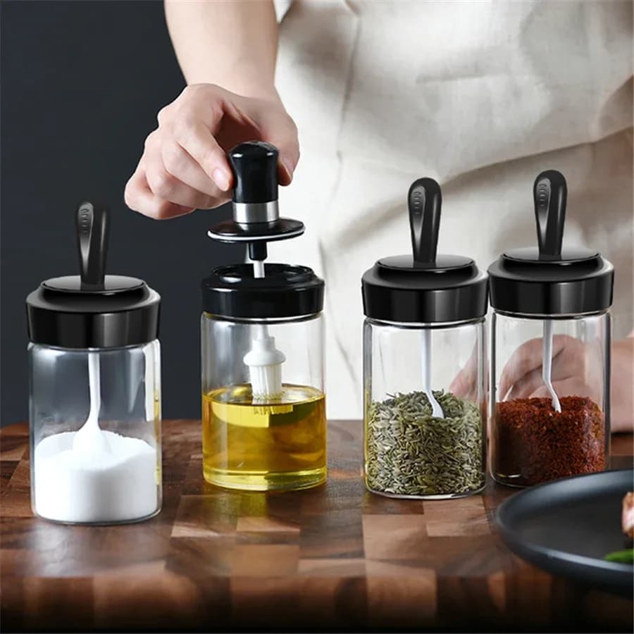 Scatola per spezie in vetro Cucchiaio e coperchio Barattolo per spezie integrato Barattolo per condimenti combinato Forniture da cucina Set di bottiglie di olio per sale domestico