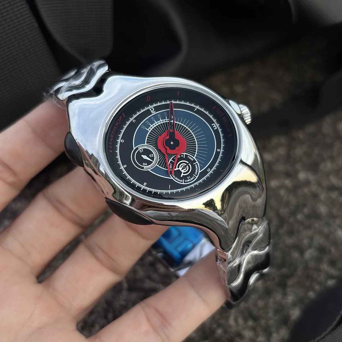 Orologio da Uomo al Quarzo con Cassa a Spirale, Quadrante Y2K Alien, Design Creativo a Forma di Alieno, Moda Unica