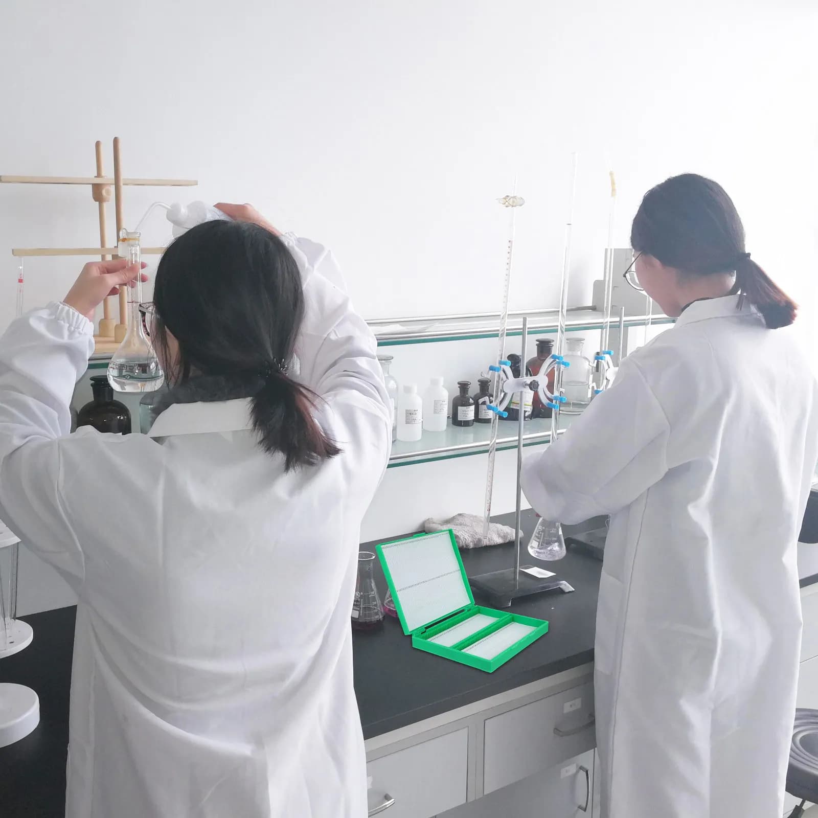 Contenitore in Plastica per Conservazione di Vetrini Microscopici con Scomparti Numerati, Ideale per Laboratori Didattici e Campioni