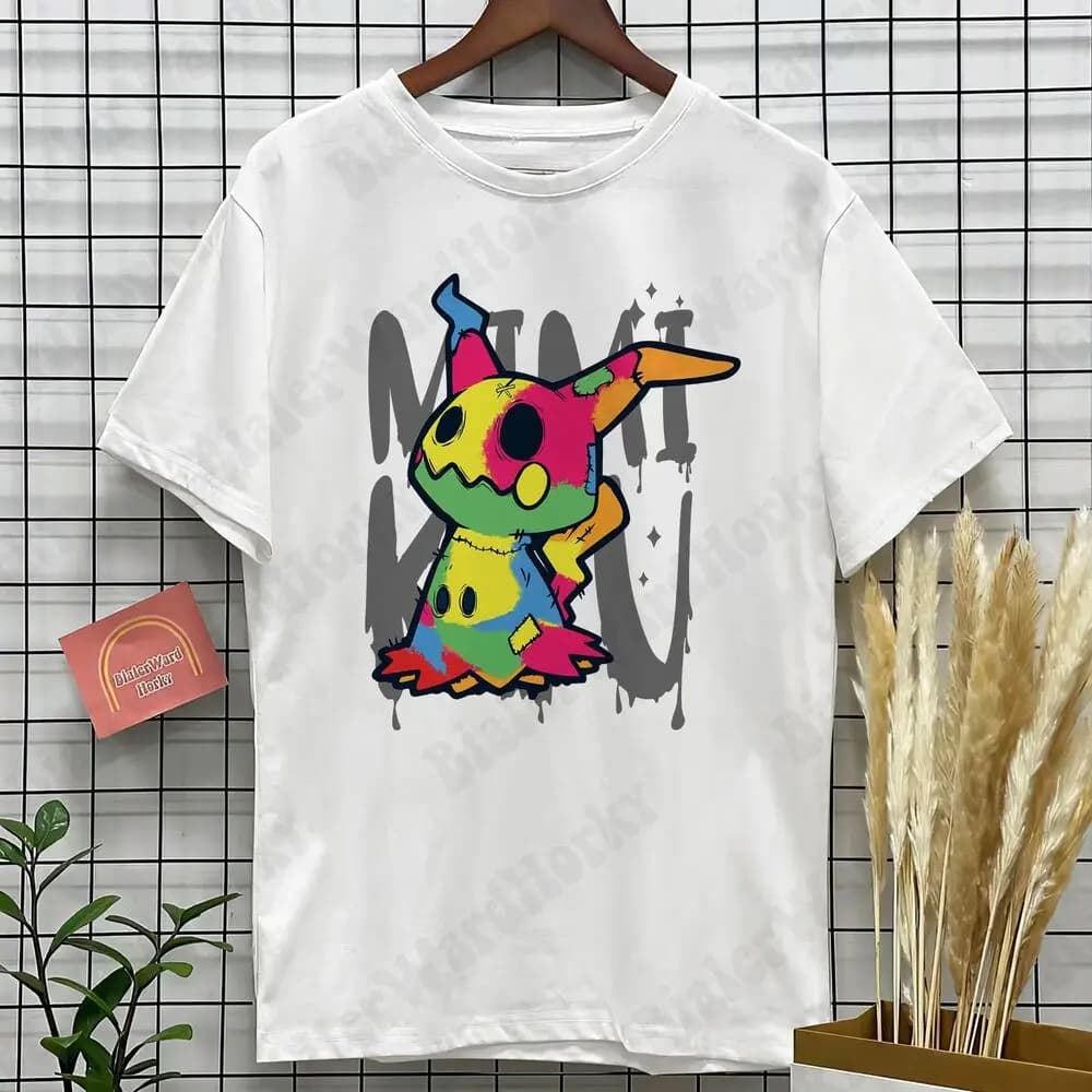 Mimikyu Coloful T-shirt divertente T-shirt grafica Anime giapponesi Camicia da cartone animato Omaggio New Fashion Top Tees