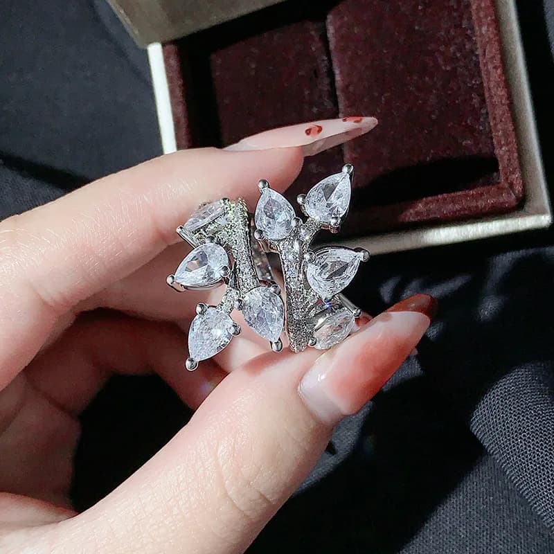 Anello Personalizzato di Lusso in Argento S925 con Zircone a Goccia Irregolare, Design Raffinato e Autentico