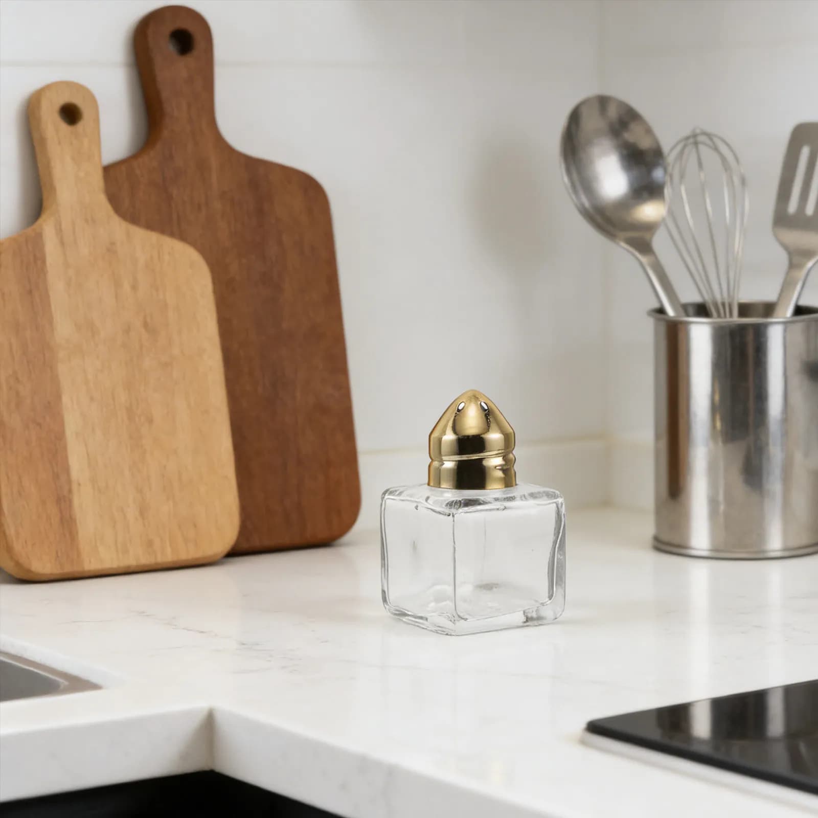 Set di 4 mini dispenser per sale e pepe da 15 ml, portatili, a forma di imbuto, a prova di perdite, per viaggi, campeggio, cucina, picnic