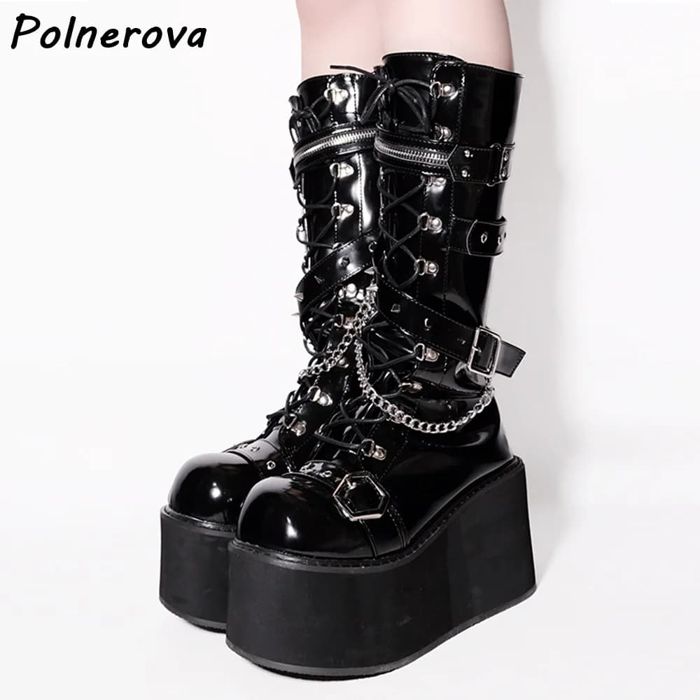 Stivali con catena in metallo con plateau nero Cinturino con fibbia Scarpe moda in pelle con lacci incrociati Scarpe punk scuri moda invernale da donna