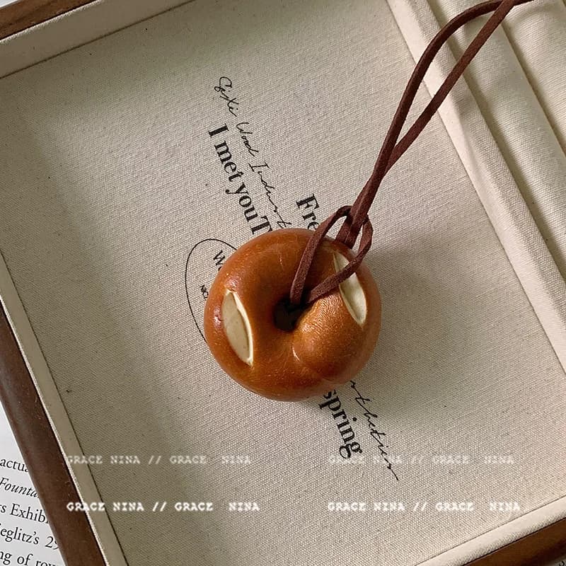 Collana con ciondolo a forma di pane con nodo d'acqua alcalina dal design carino e unico per donna, accessorio a catena lunga per maglione croissant, catena con cappuccio