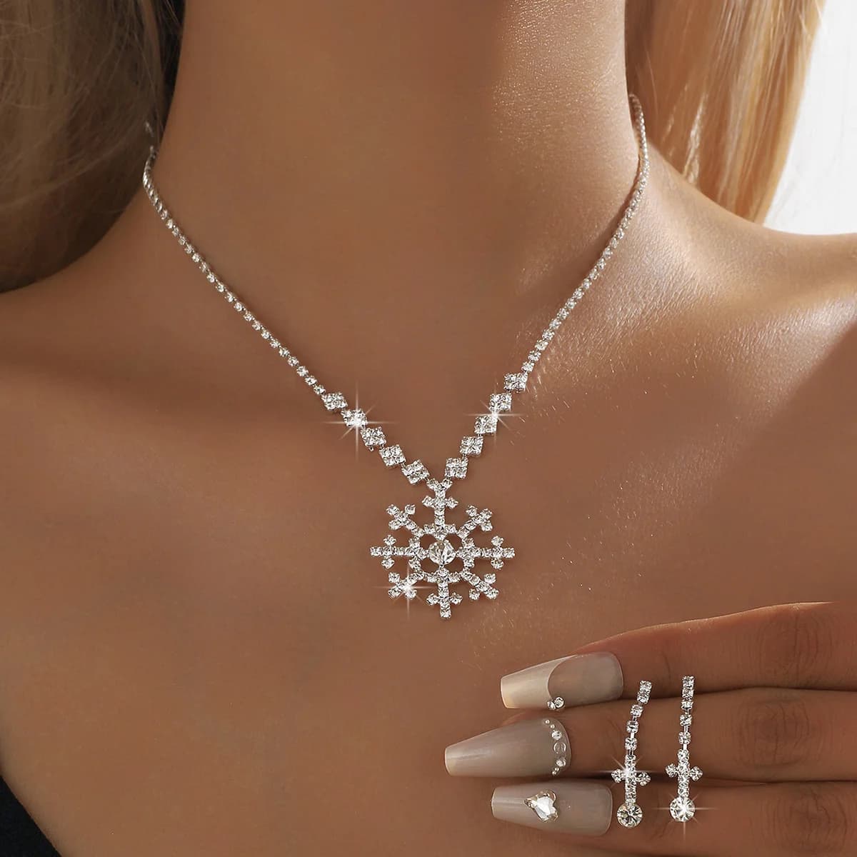 Nuovo ciondolo natalizio a forma di fiocco di neve con decorazioni interamente tempestate di diamanti. Set di collana, orecchini e bracciale.