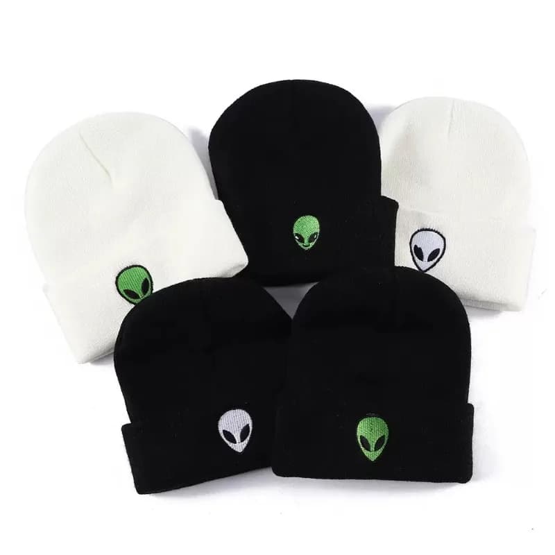 Cappello lavorato a maglia caldo autunnale e invernale con testa di alieno ricamata, nuovo filato europeo e americano