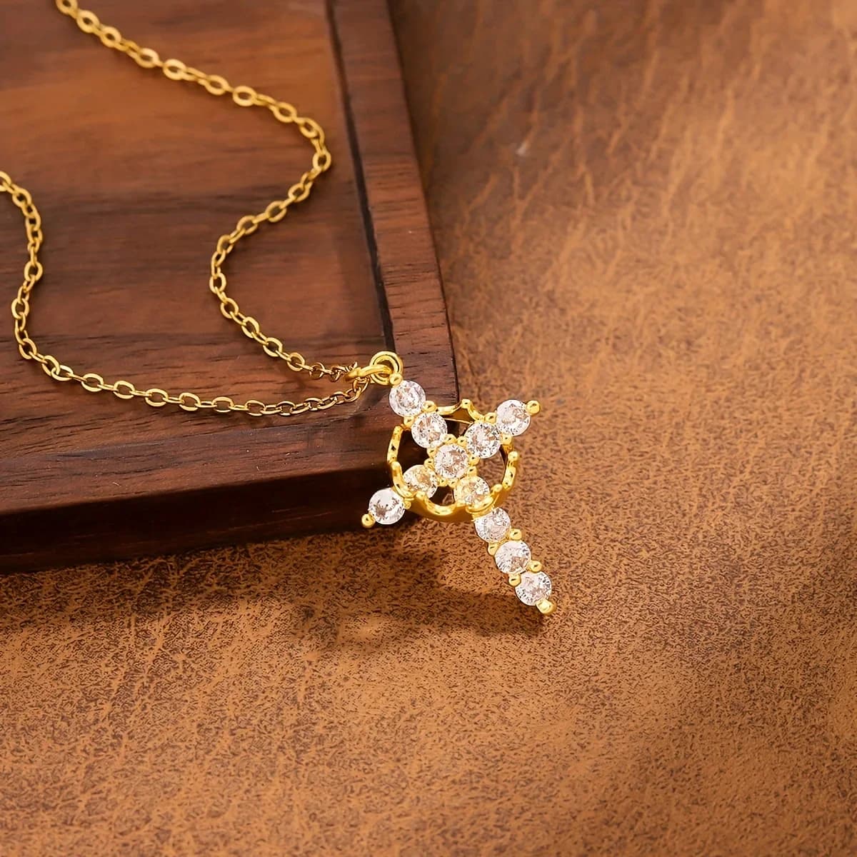 1 collana con ciondolo a croce a forma di corona, catena in acciaio al titanio che non sbiadisce, collana con ciondolo alla moda da donna molto venduta, adatta per l'uso quotidiano e come regalo per uomo e donna per le vacanze.