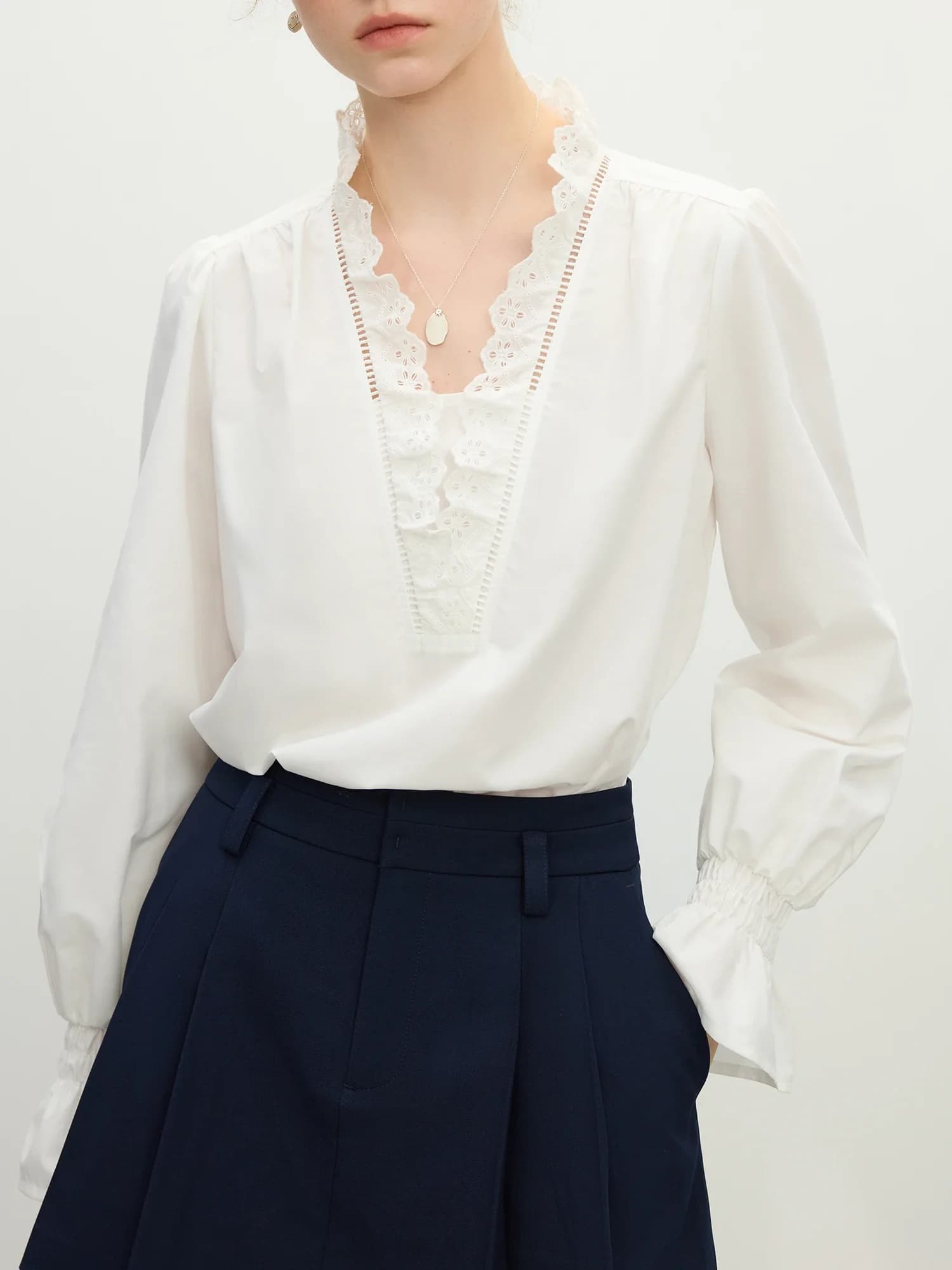 FSLE Office Lady Camicia con scollo a V in pizzo francese per donna 2025 Nuova manica svasata allentata Top casual allentato da donna 25FS11264