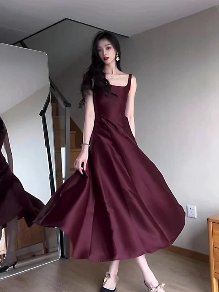 Elegante Abito da Sposa in Raso Rosso con Cintura e Spalline, Gonna a Vita Alta a Trapezio per Feste di Fidanzamento e Altre Occasioni Formali