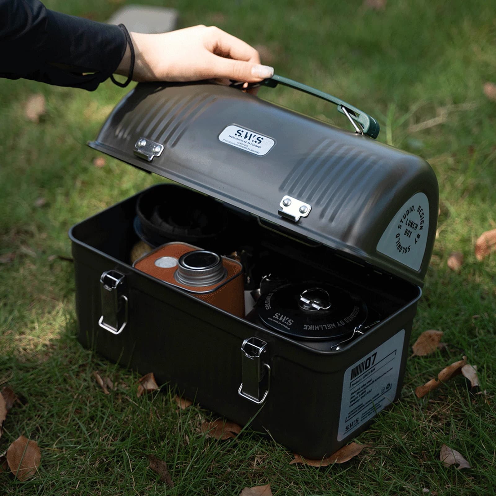 Picnic Box with Handle and Latch Retro Metal Containers 9.5L Storage Boxes Stores Food Drinks Water Bottle