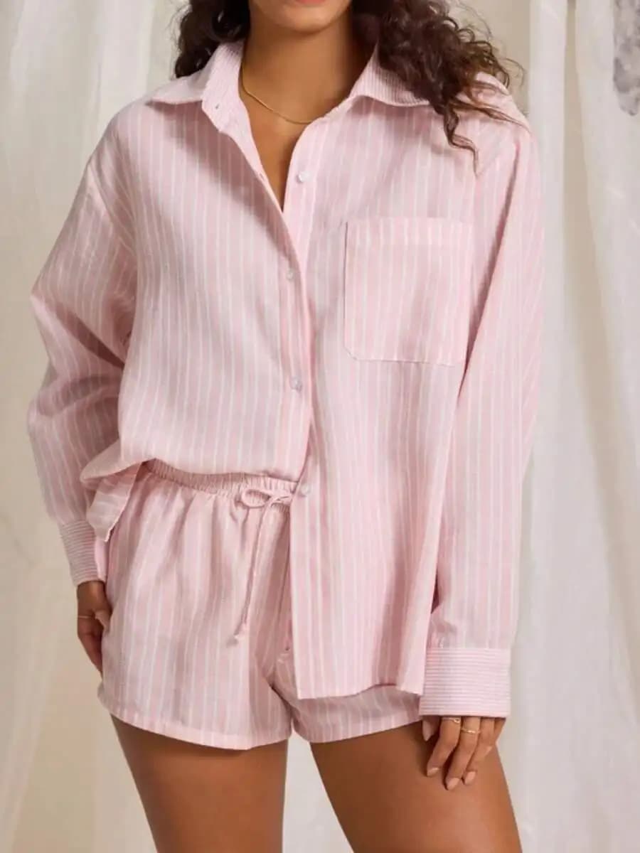 Pigiama da donna a righe con camicia a maniche lunghe con risvolto e tasca, pantaloncini con elastico in vita e coulisse, abbigliamento da notte e loungewear