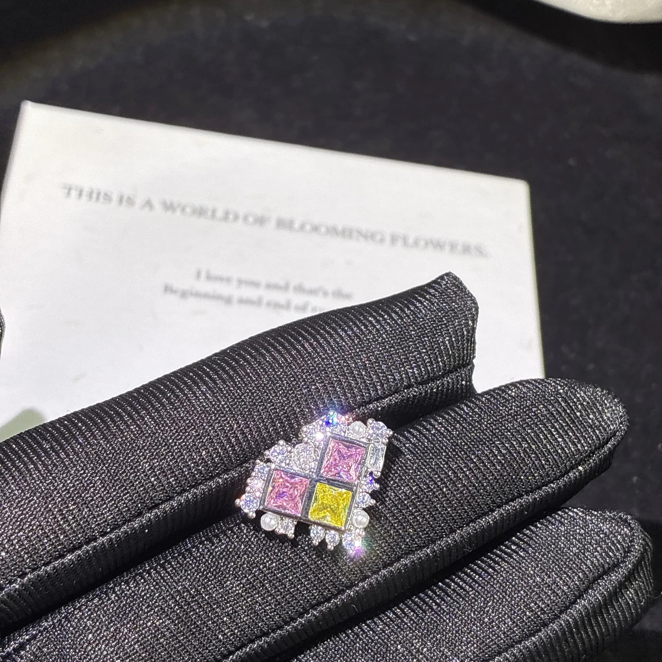 Orecchini a perno coreani stile Ins con cuore a contrasto rosa e giallo, design di nicchia, con diamanti e perle, alla moda e versatili per il commuting