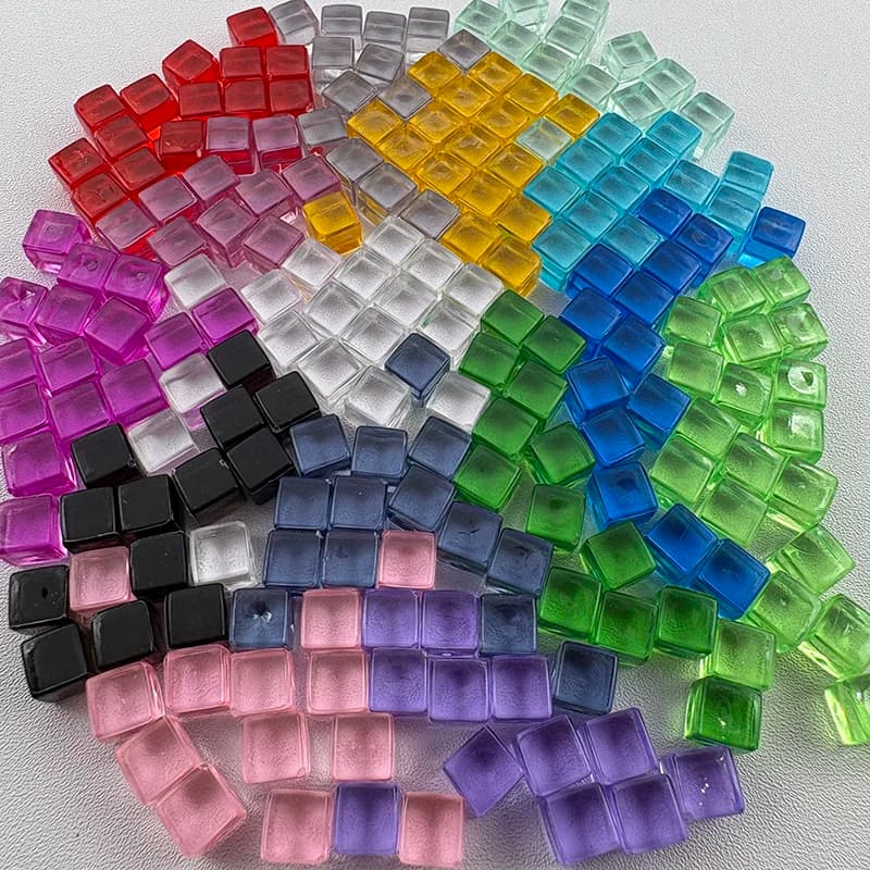 Set da 50 Pezzi di Dadi in Plastica Trasparente Colorati con Angoli Squadrati, Accessori per Giochi, 8mm