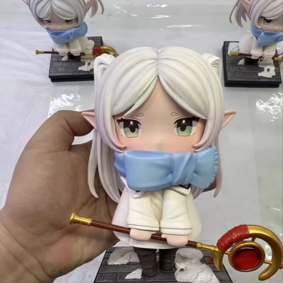 beyond Journey's End Statuetta Elfo Frieren Invernale da 14 cm, Decorazione da Scrivania Anime Kawaii con Petto Imitabile, Regalo Otaku, Carino Oggetto da Collezione da 5,51 pollici