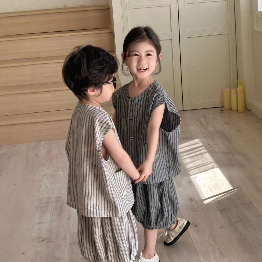 2025 Nuovo set estivo da uomo, canotta per bambini a righe in cotone sottile, pantaloncini per ragazze, larghi e confortevoli