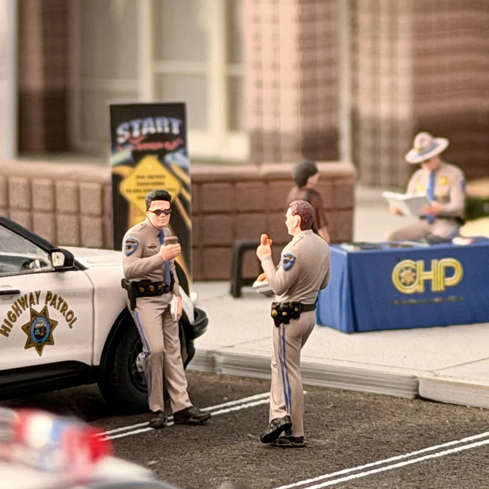 1/64 Scale Resin Highway Patrol Officer Figures Driver Safety Booth Miniature Scene Props Hand Painted Diecast Car Display AFA