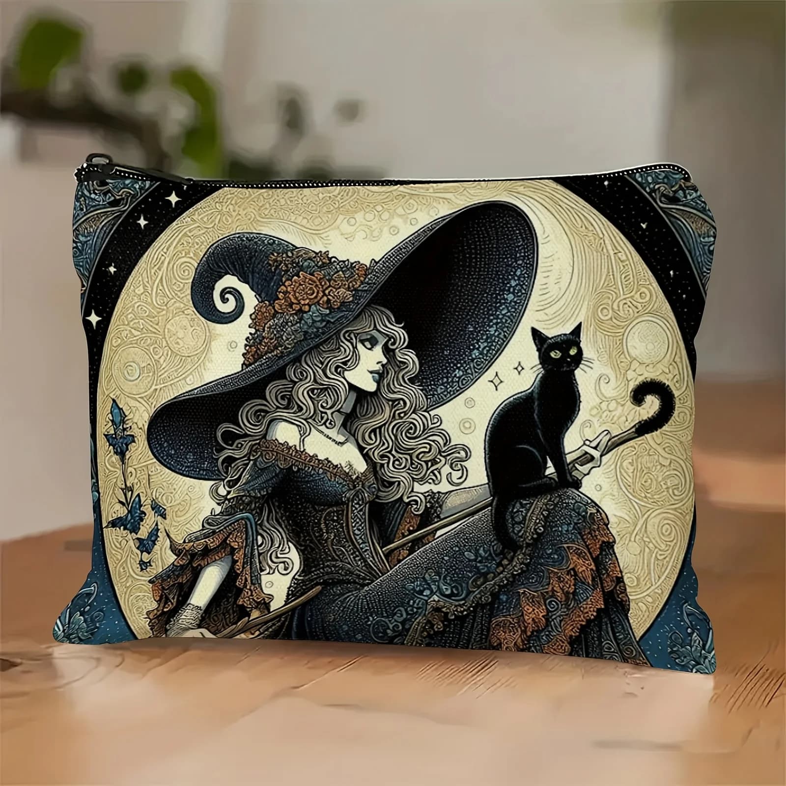 Una borsa per cosmetici progettata con una strega e un gatto: una simpatica custodia multifunzionale con cerniera, una borsa per riporre gioielli